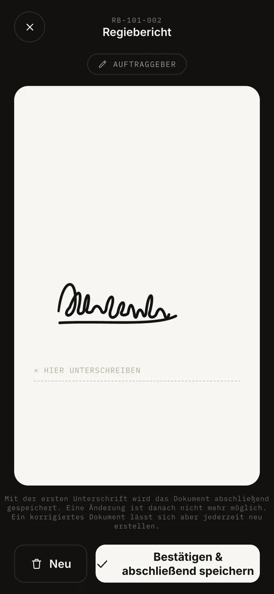 Unterschriftsfeld am Handy: Der Auftraggeber unterschreibt einen Regiebericht mit dem Finger